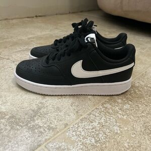 Nike sneakers !! Mainly black with white size 5.5 barely worn !
